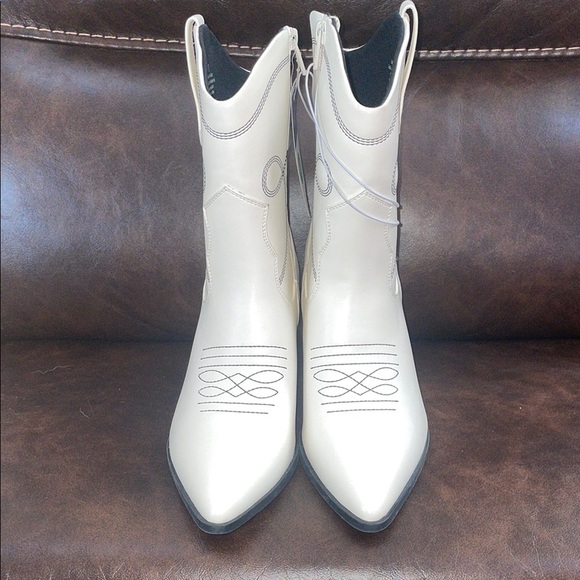 Universal Thread White Ankle Booties with Decorative Stitching (10) - Picture 4 of 13